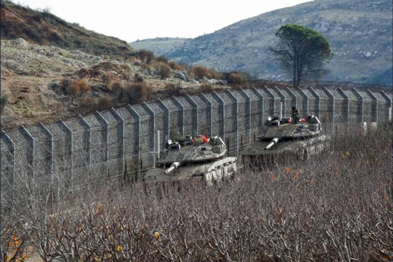 Golan Tepeleri ile Suriye arasındaki askerden arındırılmış bölge arasındaki kontrol noktasının yakınlarında İsrail ordusuna ait askeri araçlar / Fotoğraf: AFP