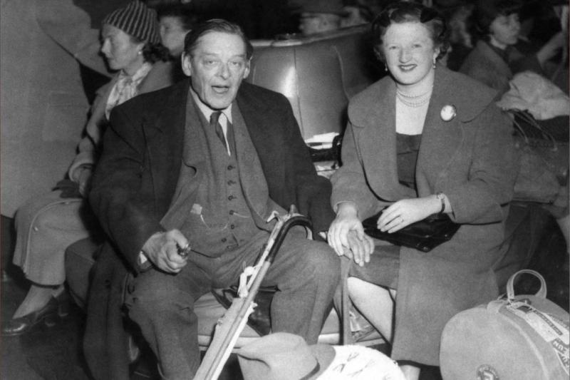 Thomas Stearns Eliot ve eşi Valerie Eliot, 16 Mart 1959'da New York'tan kalkan Queen Mary gemisinde, İngiltere'nin Southampton kentinde / Fotoğraf: AP