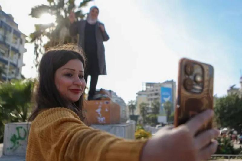 Lazkiye'deki bir Alevi kızı selfie çekiyor