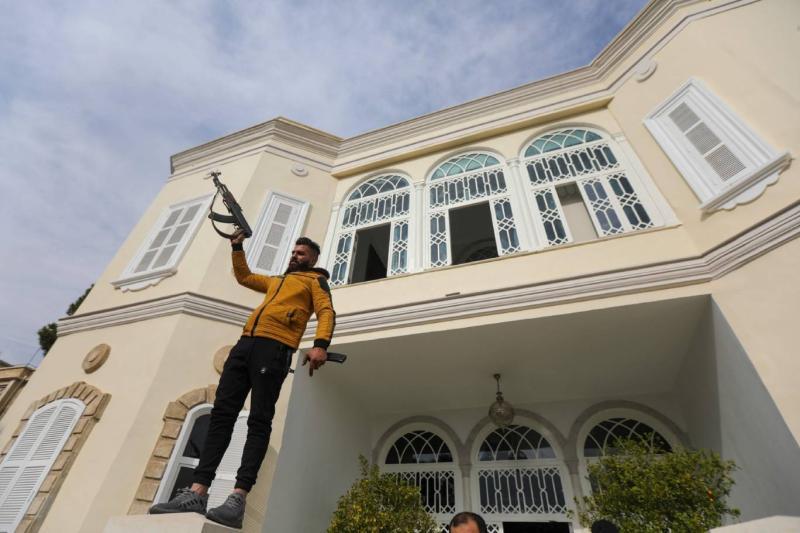 8 Aralık'ta Baas rejimini deviren silahlı muhalifler, başkent Şam'daki Suriye başkanlık sarayının önünde görülüyor / Fotoğraf: AFP