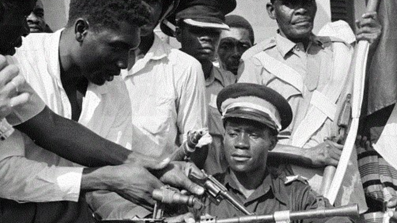 Zanzibar devriminin lideri John Gideon Okello'nun 12 Ocak 1964'te Sultan Cemşid bin Abdullah'ı devirip Zanzibar'ın cumhuriyet ilan edilmesinden sonraki fotoğrafı (AFP)