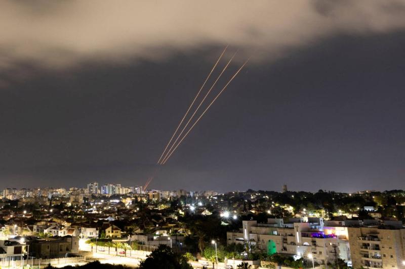 İsrail füzesavar sistemi, İran'ın Aşkelon'a yönelik füze saldırısını püskürtmeye çalışırken, 14 Nisan 2024 / Fotoğraf: AFP