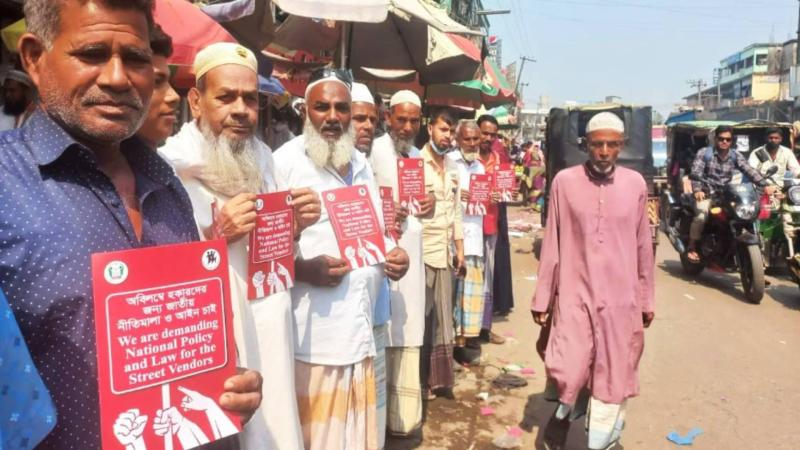 Bangladeş'teki seyyar satıcılar, sokak satıcılığına odaklanan ulusal bir politika oluşturulması ve şiddet ile gaspın durdurulması talebiyle İşçi Partisi öncülüğünde ülke çapında bir kampanya yürütüyor, 10 Mayıs 2024