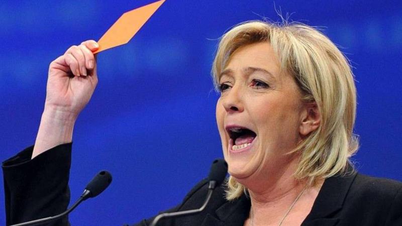 Marine Le Pen, bir hakem gibi kırmızı kart göstererek mevcut başkanın görevden alınmasını talep etti,  Fotoğraf AFP 