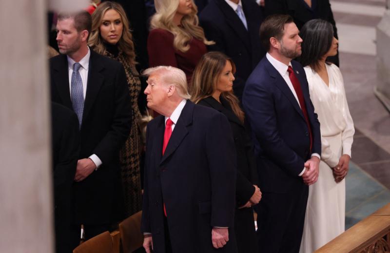 Trump yemin töreni sırasında bir katılımcıya bakarken / Fotoğraf: AFP