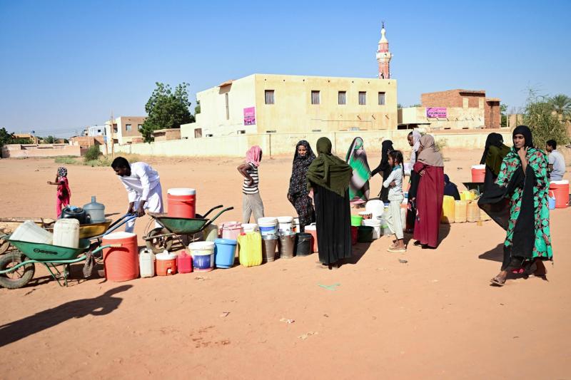 Sudan ordusu ile HDK arasındaki çatışmalar sırasında Omdurman'daki su kuyrukları, 16 Ocak 2025 / Fotoğraf: AFP