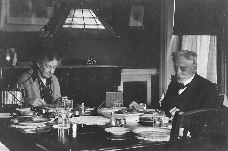 T. S. Eliot, 26 Eylül 1888'de Henry Ware Eliot (1843-1919) ve Charlotte Champe Stearns Eliot'un (1843-1929) en küçük çocuğu olarak doğdu