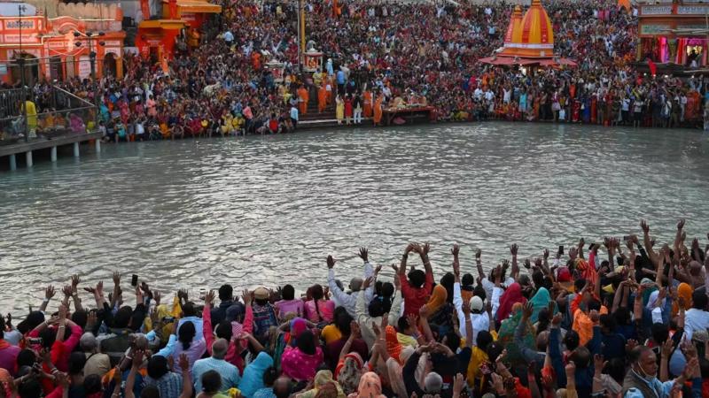 Hindu dindarlar, Hindistan'ın Haridwar kentindeki dini Kumbh Mela festivali sırasında Ganj Nehri kıyısında akşam ibadetinde / Fotoğraf: Prakash Singh-AFP