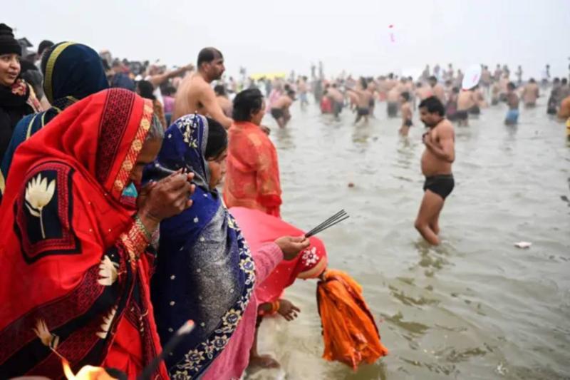 Hindu hacılar, 13 Ocak 2025'te Prayagraj'daki Maha Kumbh Mela festivali sırasında Ganj, Yamuna ve efsanevi Saraswati nehirlerinin birleştiği yer olan Sangam'ın kutsal sularında yüzüyor / Fotoğraf: AFP