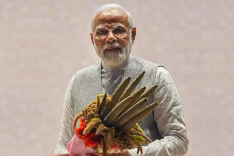 Hindistan Başbakanı Narendra Modi, 18 Mart 2023 Cumartesi günü Yeni Delhi'de düzenlenen 2 günlük Küresel Darı (Shree Anna) Konferansı'nın açılışında bir buket darı alıyor / Fotoğraf: PTI