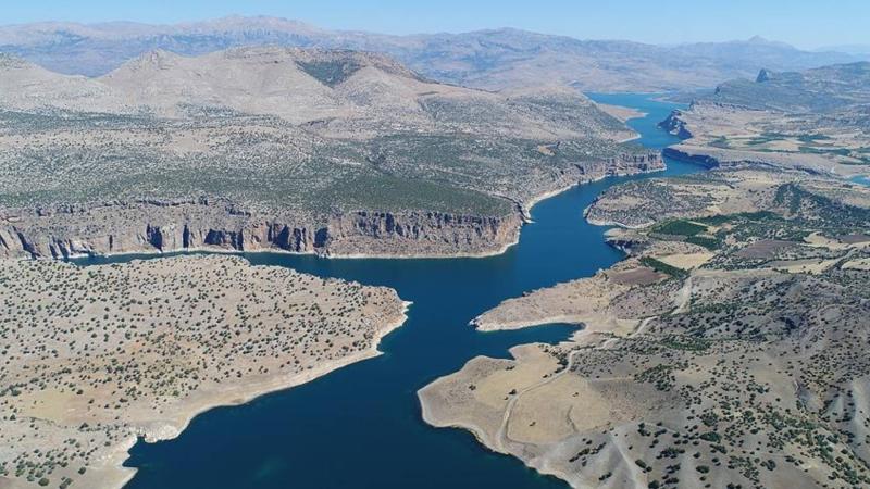 Murat ve Karasu nehirlerinin birleşmesiyle oluşan, Ortadoğu'nun en uzun akarsuyu Fırat, Türkiye'nin yanı sıra Suriye ve Irak'a da hayat veriyor / Fotoğraf: AA