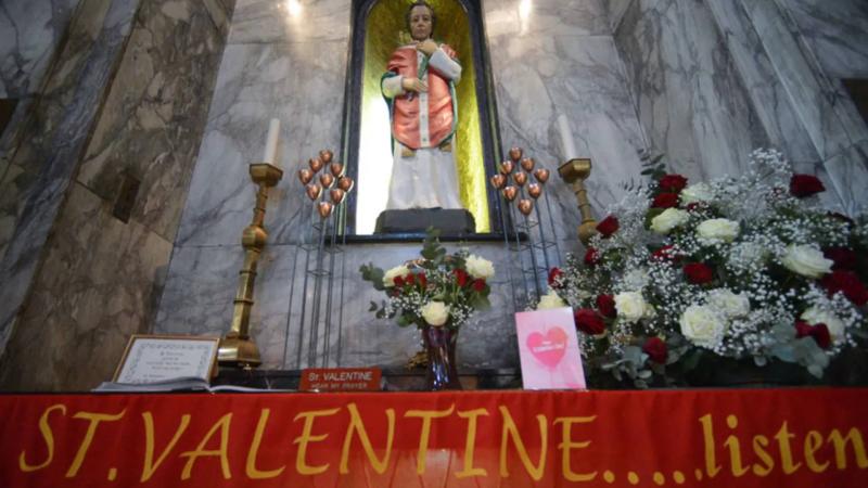 St. Valentine'in heykeli, Dublin'deki Whitefriar Kilisesi'nin altında bulunuyor. 1950 yılında, onu onurlandırmak amacıyla bir heykel ve türbe inşa edilerek kiliseye yerleştirildi. Aşk arayanlar, yıl boyunca ve özellikle her Sevgililer Günü'nde, özel birin