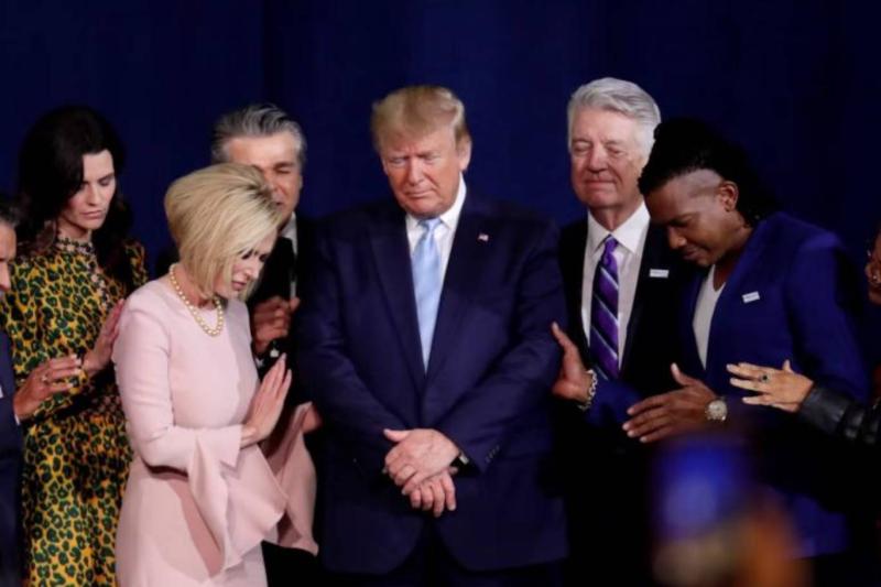 Kadın papaz Paula White (soldaki) ve diğer inanç liderleri, King Jesus International Ministry kilisesinde 3 Ocak 2020'de evanjelik destekçileri için düzenlenen mitingde Başkan Donald Trump'la birlikte dua etmişti / Fotoğraf: AP