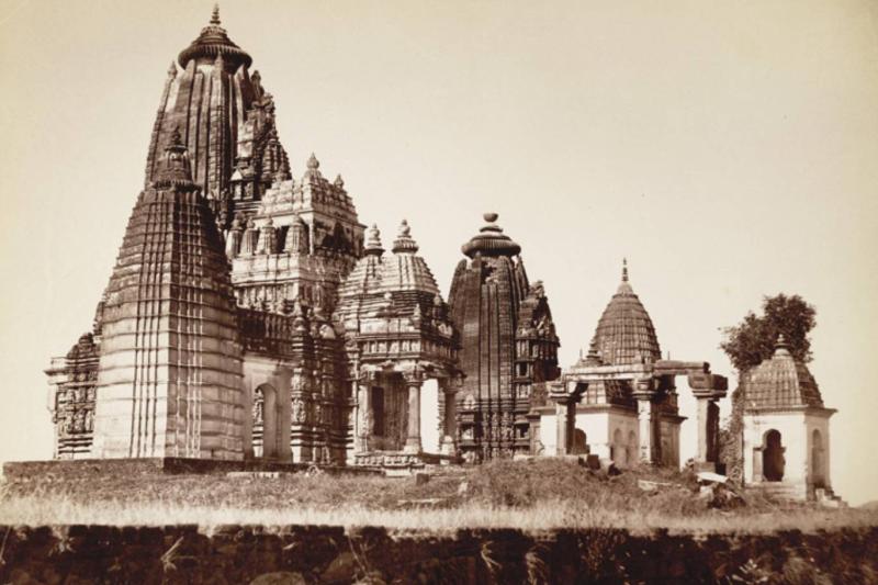 1885'te Khajurao'daki Jain tapınağı kümesi: Soldan sağa: küçük bir tapınak, girişi olan Parshvanath tapınağı, Adinath tapınağı, üç sütunlu kalıntıları olan iki küçük tapınak. Görünmeyen Shantinath tapınağı solda olurdu