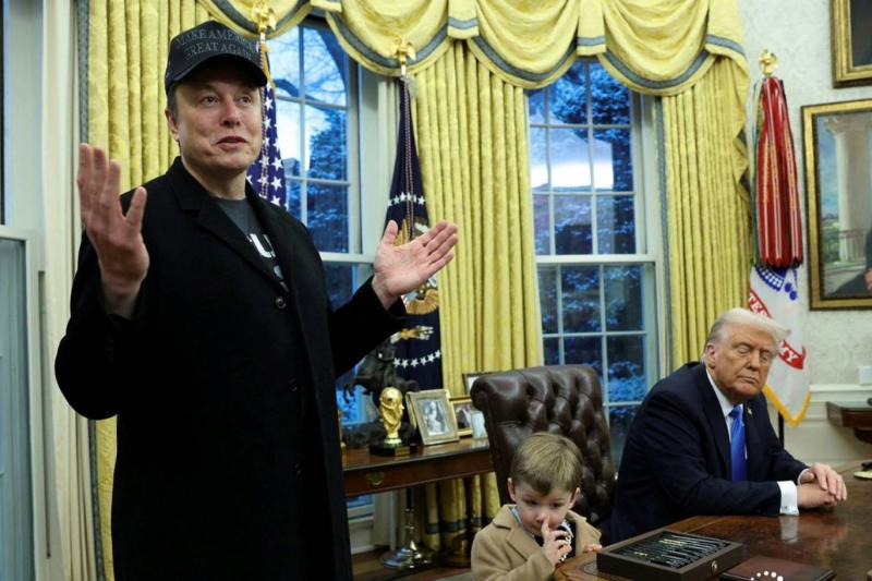 Elon Musk, oğlu X Æ A-12 ve ABD Başkanı Donald Trump'ın Washington, DC, ABD'deki Beyaz Saray'ın Oval Ofisi'nde konuşmasını dinliyor, 11 Şubat 2025 / Fotoğraf: Kevin Lamarque-Reuters