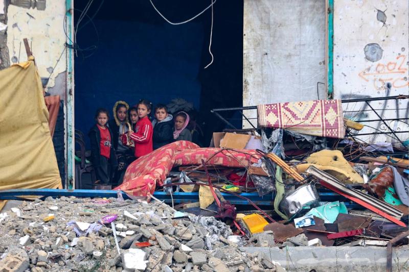 Gazze'nin kuzeyindeki Beyt Hanun'da geçici bir barınağına sığınan Filistinli çocuklar / Fotoğraf: Omar al-Qattaa-AFP