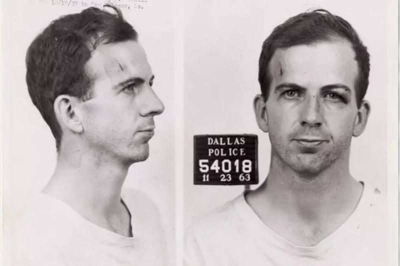 Lee Harvey Oswald'ın Kasım 1963'te Başkan John F. Kennedy'nin suikastından sonra çekilmiş fotoğrafı (Dallas Polisi/Ulusal Arşivler ve Kayıtlar İdaresi)