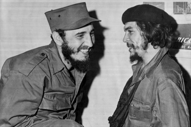 Belgelerde, Küba'nın Fidel Castro'su (solda) ve Che Guevara'yı öldürmenin bedeli ayrıntılı olarak anlatılıyor