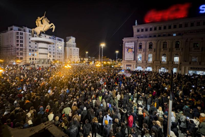 Kuzey Makedonya'nın Üsküp kentindeki Kocani kasabasında büyük bir gece kulübü yangınının kurbanları için binlerce kişi protesto gösterisinde bir araya geldi, Salı, 18 Mart 2025 / Fotoğraf: AP