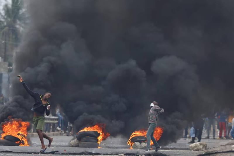 Protestocular, 7 Kasım'da Mozambik'in Maputo kentindeki Luis Cabral kasabasında seçim sonuçlarına karşı düzenlenen "ulusal kapanış" sırasında taş atıyor / Fotoğraf: Reuters