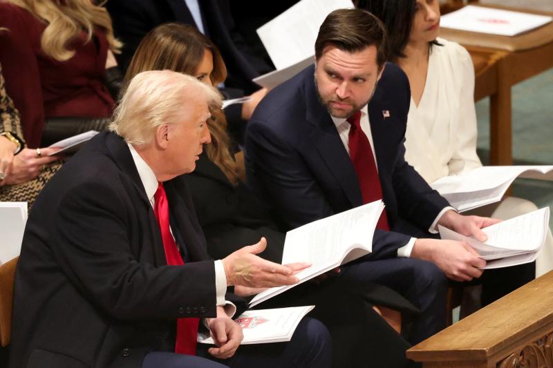 ABD Başkanı Donald Trump, Washington'daki Washington Ulusal Katedrali'nde Ulusal Dua Günü ayinine katıldığı sırada eşi Melania'nın yanında oturan Başkan Yardımcısı J.D. Vance ile konuşurken, 21 Ocak 2025 / Fotoğraf: Reuters