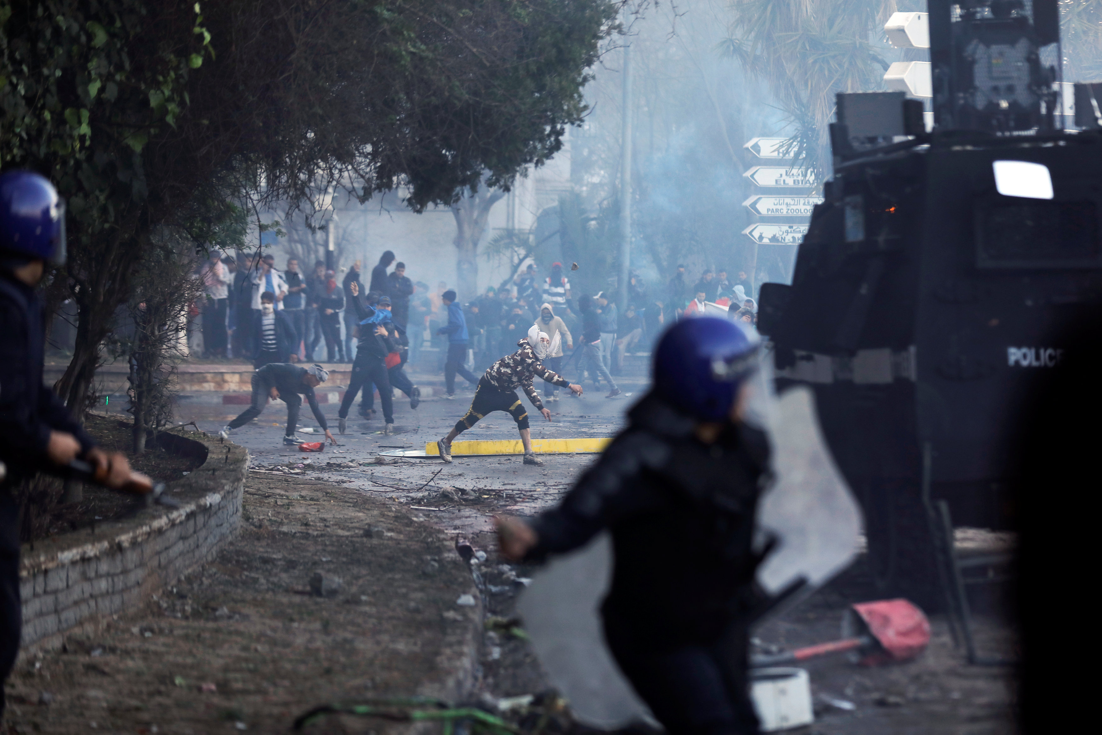 Cezayir polisi protestocular arasında çatışma yaşandı Reuters.JPG