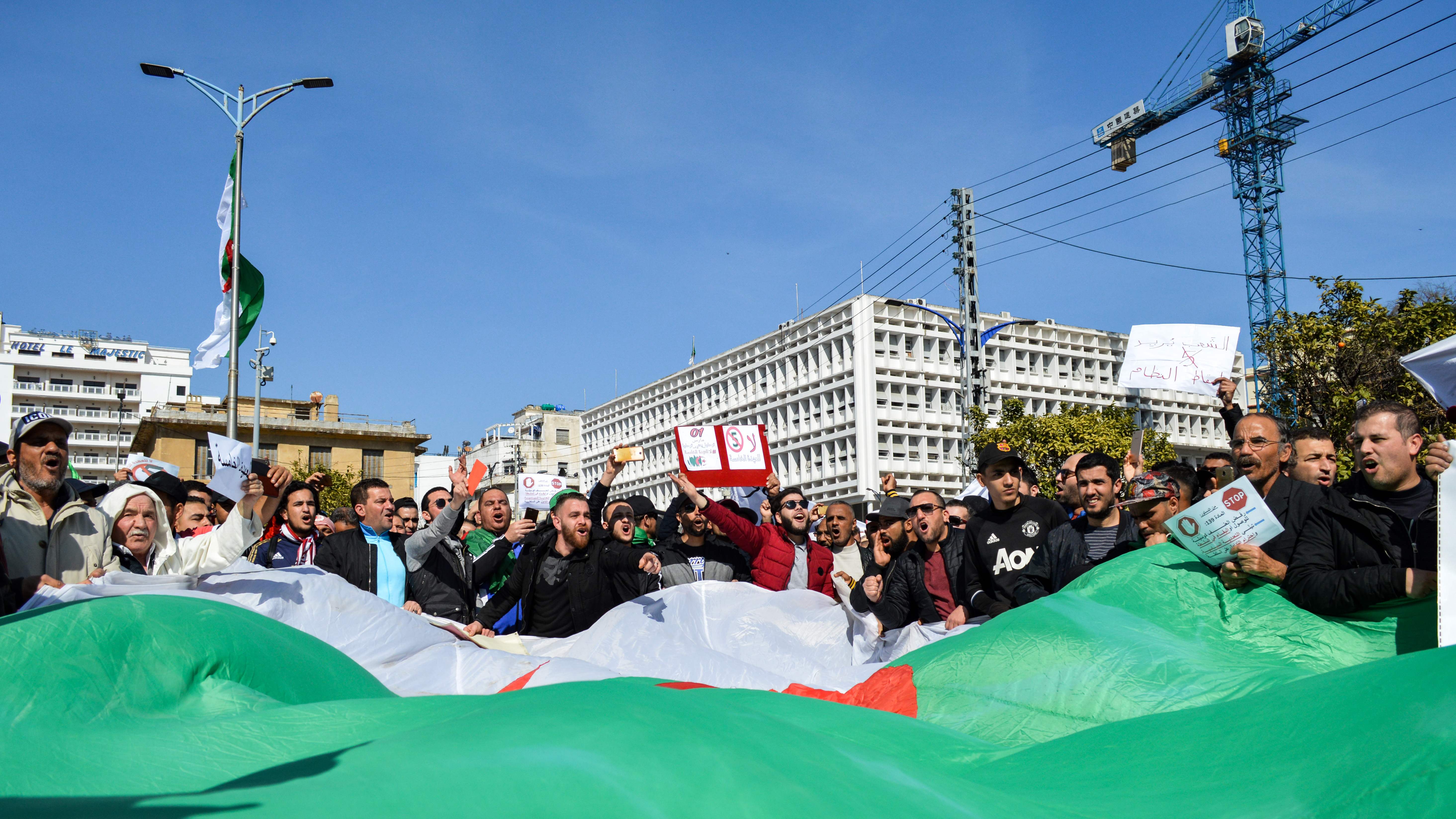 Cezayir’in kuzeydoğusundaki Annaba kentinde protestolar sürüyor (AFP).jpg