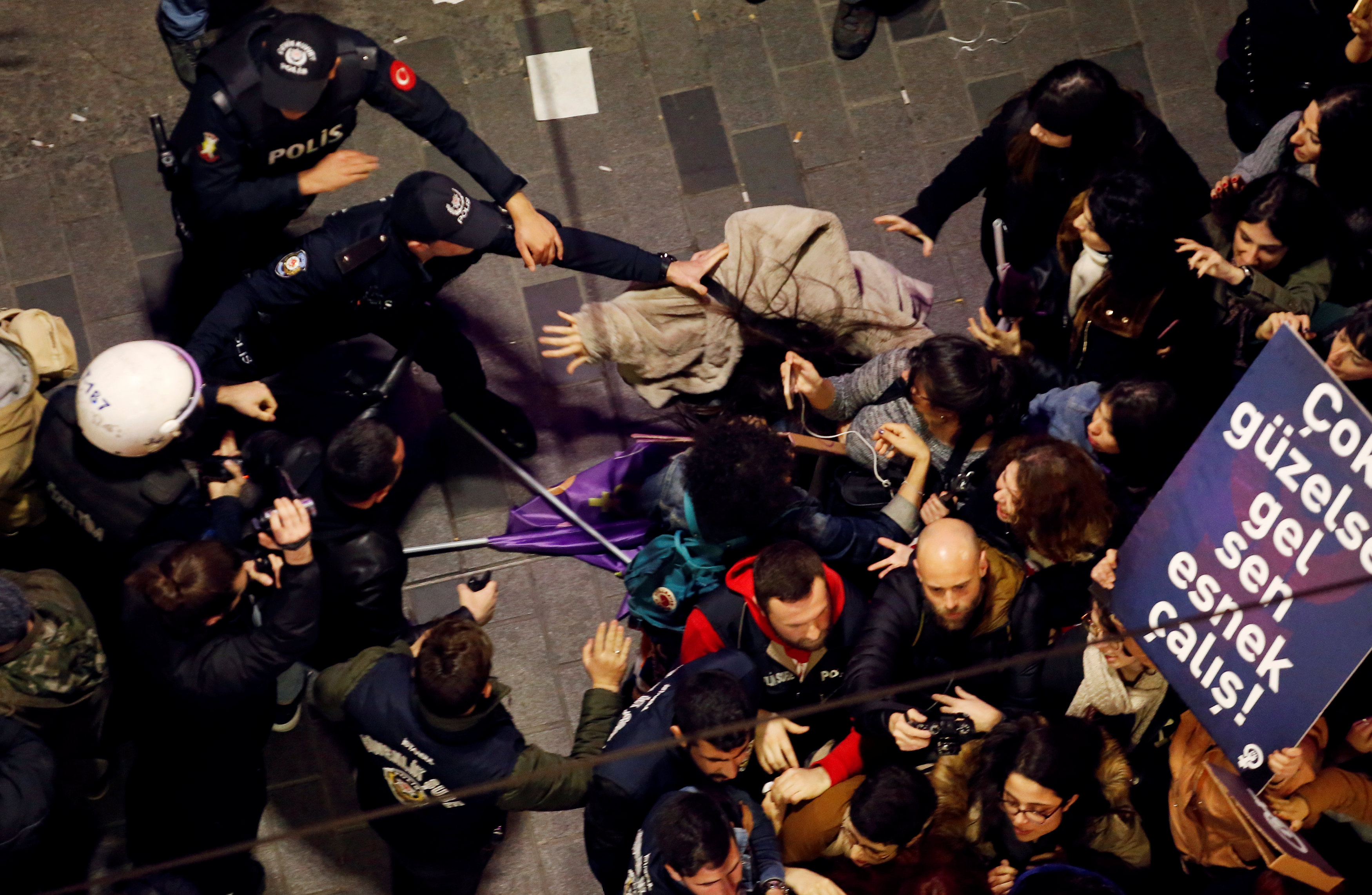 8 Mart Feminist Gece Yürüyüşü Reuters 8.jpg