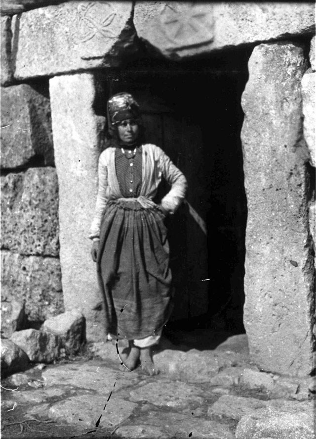 Church_of_St._Phocas_-_Kurdish_girl_in_doorway,_carved_lintel.jpg