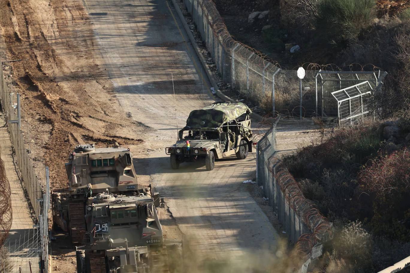 İsrail birlikleri, 8 Aralık 2024'te Suriye sınırında, İsrail'in ilhak ettiği Golan Tepeleri'ndeki Dürzi köyü Mecdal Şems yakınlarındaki güvenlik çitinin yanına konuşlanıyor/ Fotoğraf: Atef Safadi/EPA